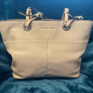 Michael Kors purse gently used. This bag has SO many pockets inside.